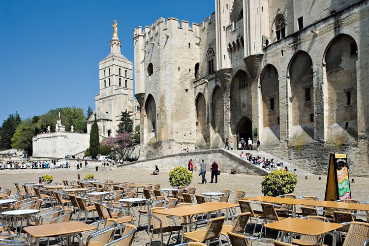 Hôtel Le Bristol on Cours Jean Jaurès in central Avignon
