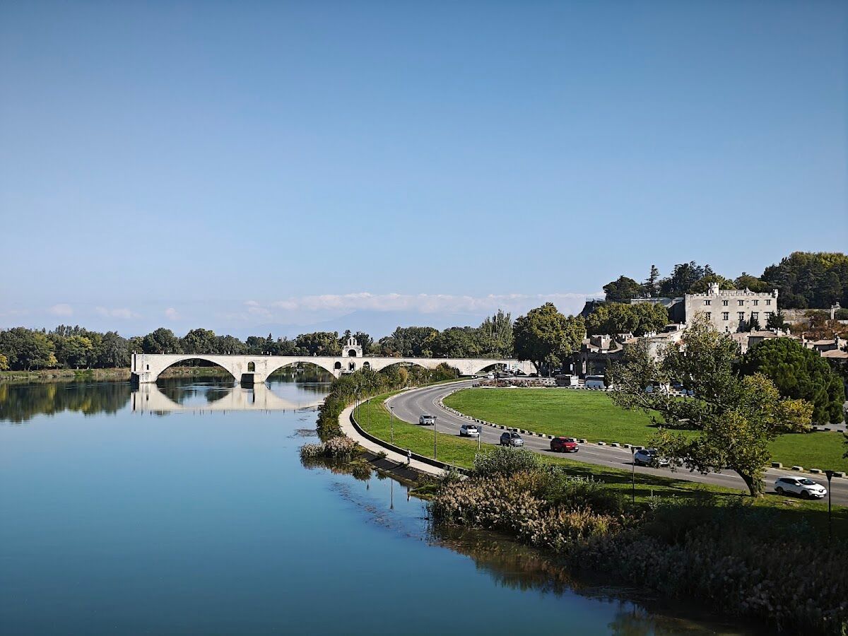 Free parking on the Île de la Barthelasse with a view of Avignon old town