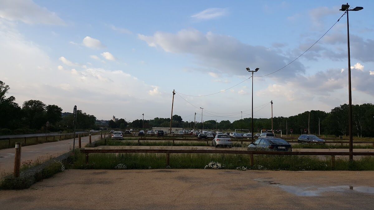 Parking Île Piot park-and-ride beside the Rhône in Avignon