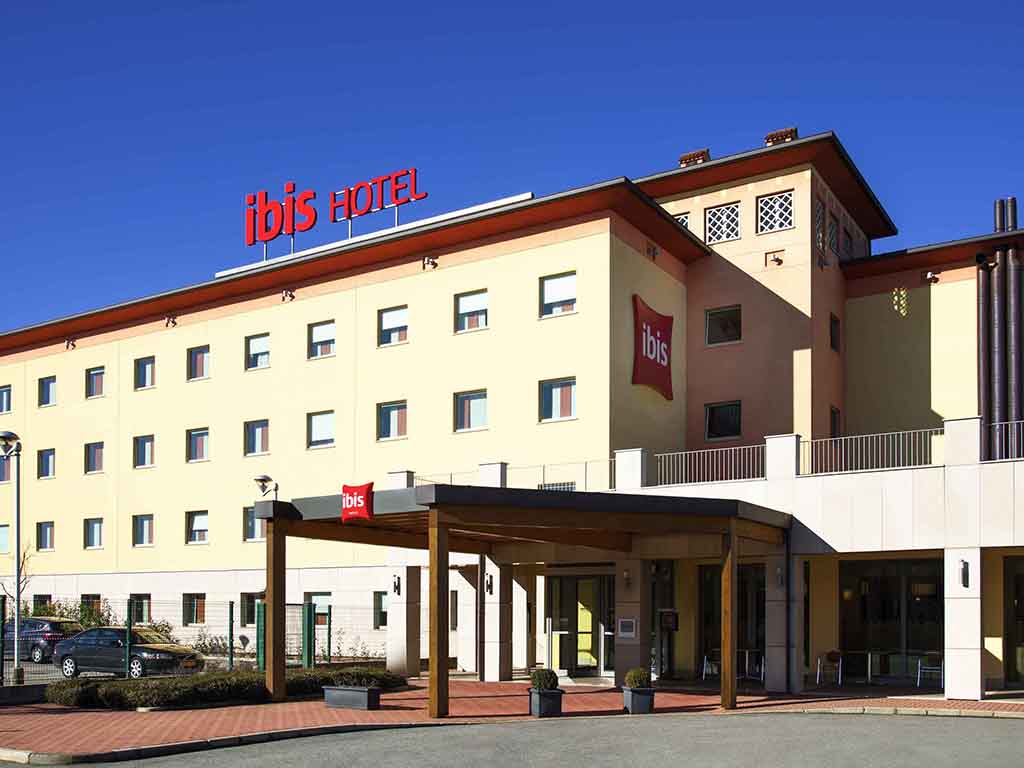 ibis Como at Grandate with large free parking off the motorway