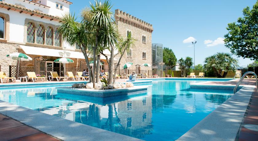 Hotel Castell Blanc near the Aeroclub in Empuriabrava