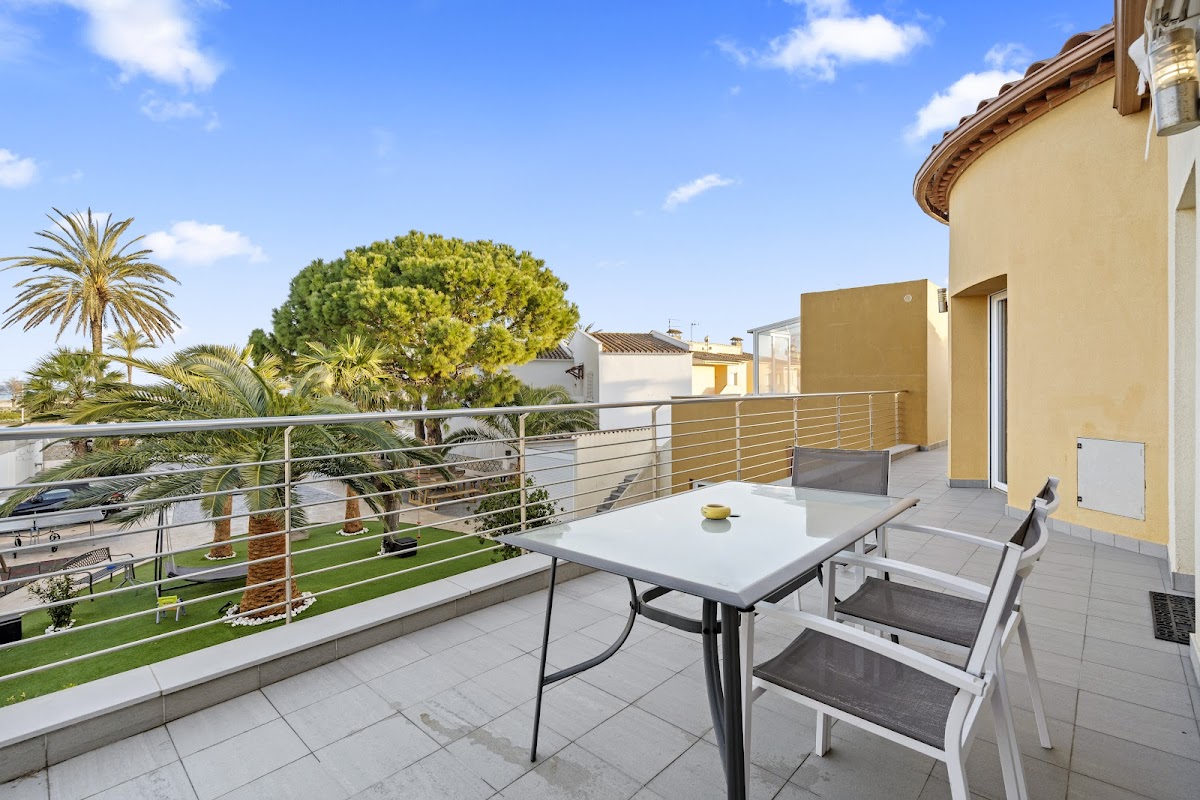 La Vida Sin Límites apartments by the beach in Empuriabrava