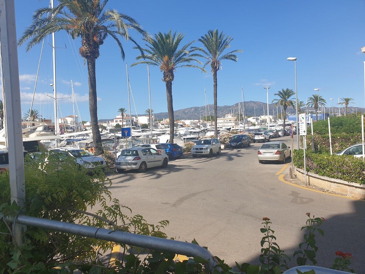 The large beach car park at the foot of the Club Nàutic in Empuriabrava
