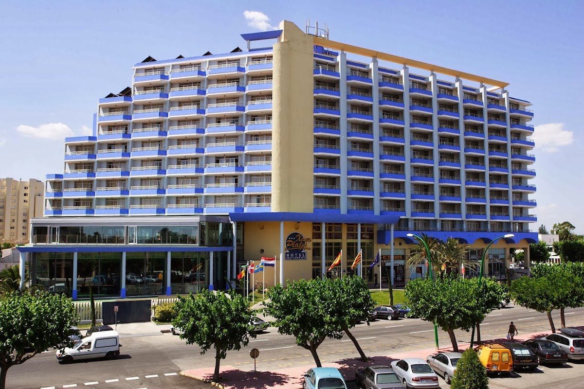 Xon's Platja beachfront aparthotel in Empuriabrava