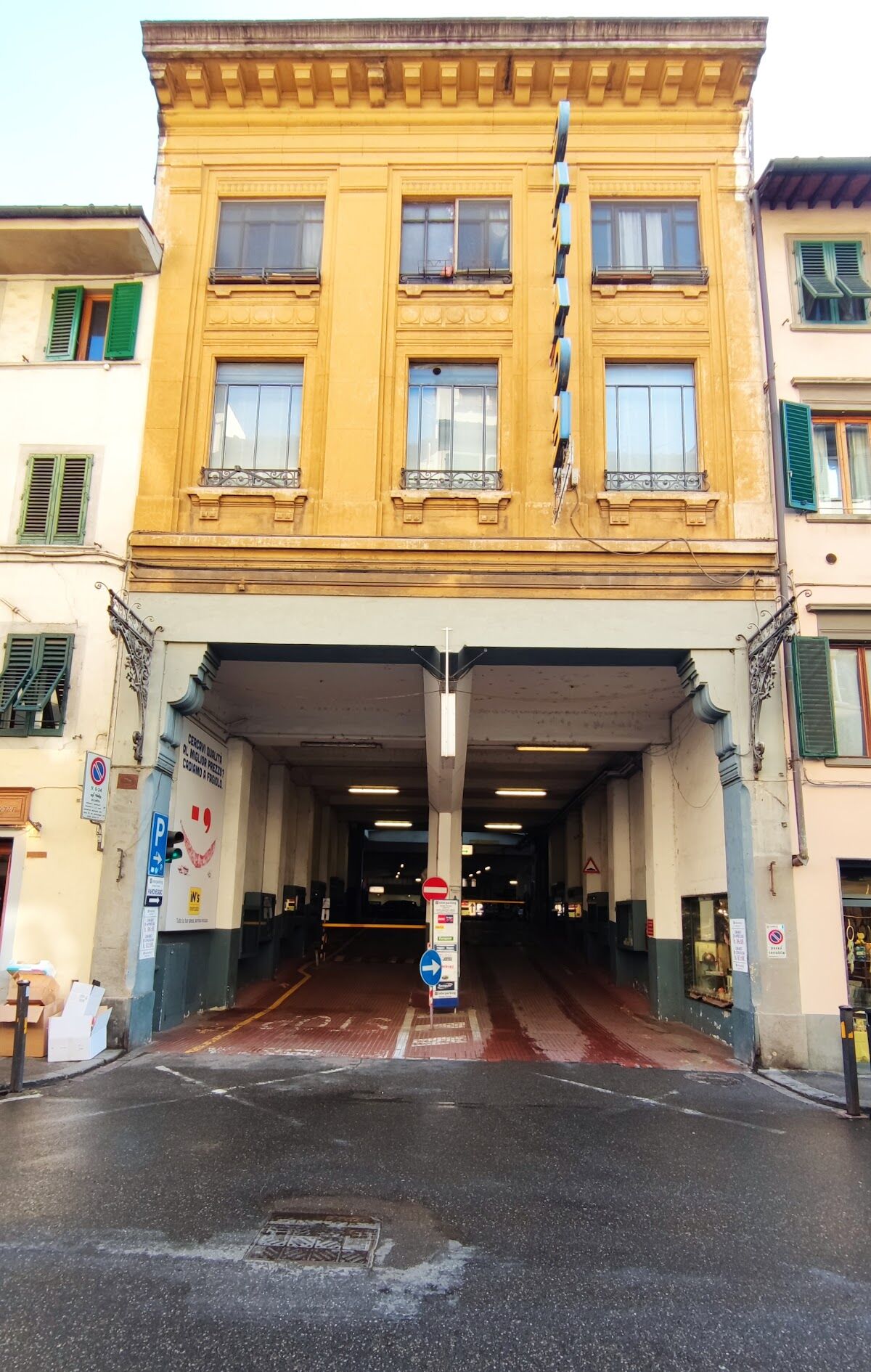 Interparking Garage Europa: street facade with covered drive-in entrance ramp on Borgo Ognissanti