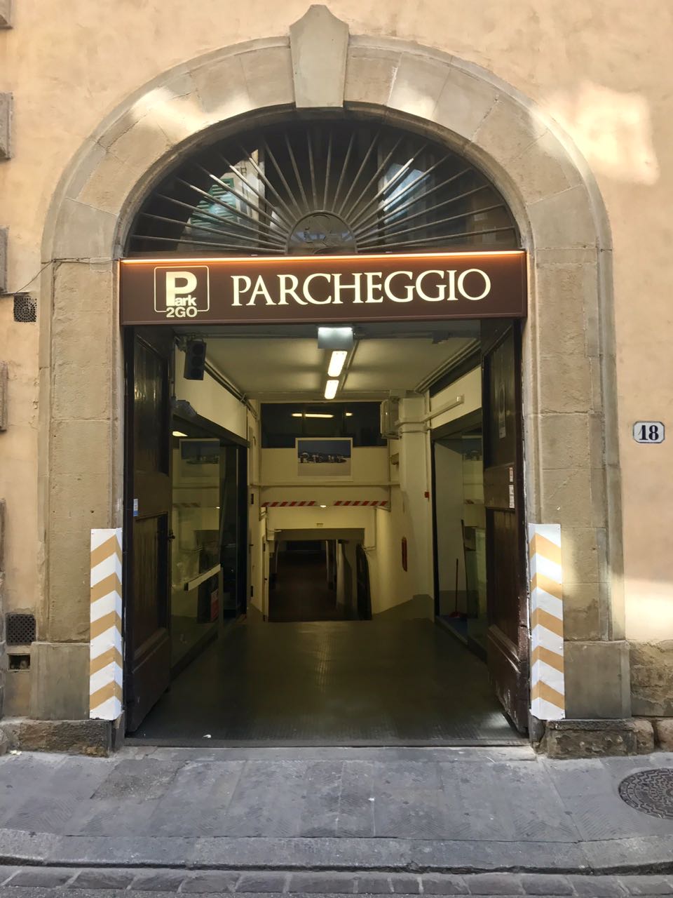 Arched entrance of Garage Park2Go Duomo with 'PARCHEGGIO' sign and Park2Go logo at Via Ricasoli 18, Florence