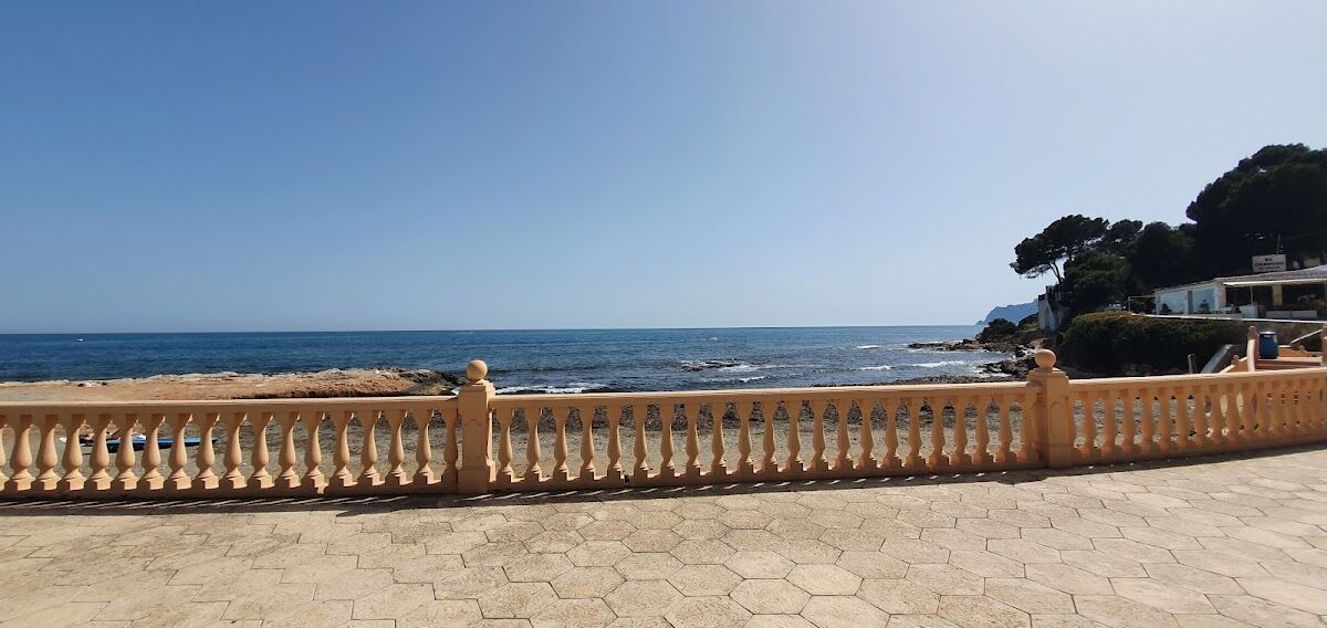The free seafront car park on the Moraira–Calp road