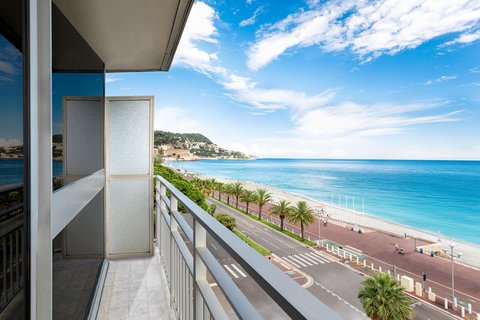 Le Méridien Nice at the start of the Promenade des Anglais