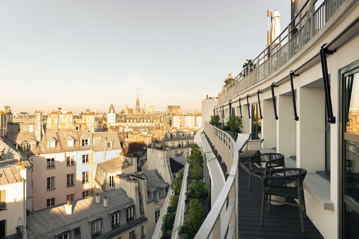 Hôtel Dame des Arts on Rue Danton in Paris