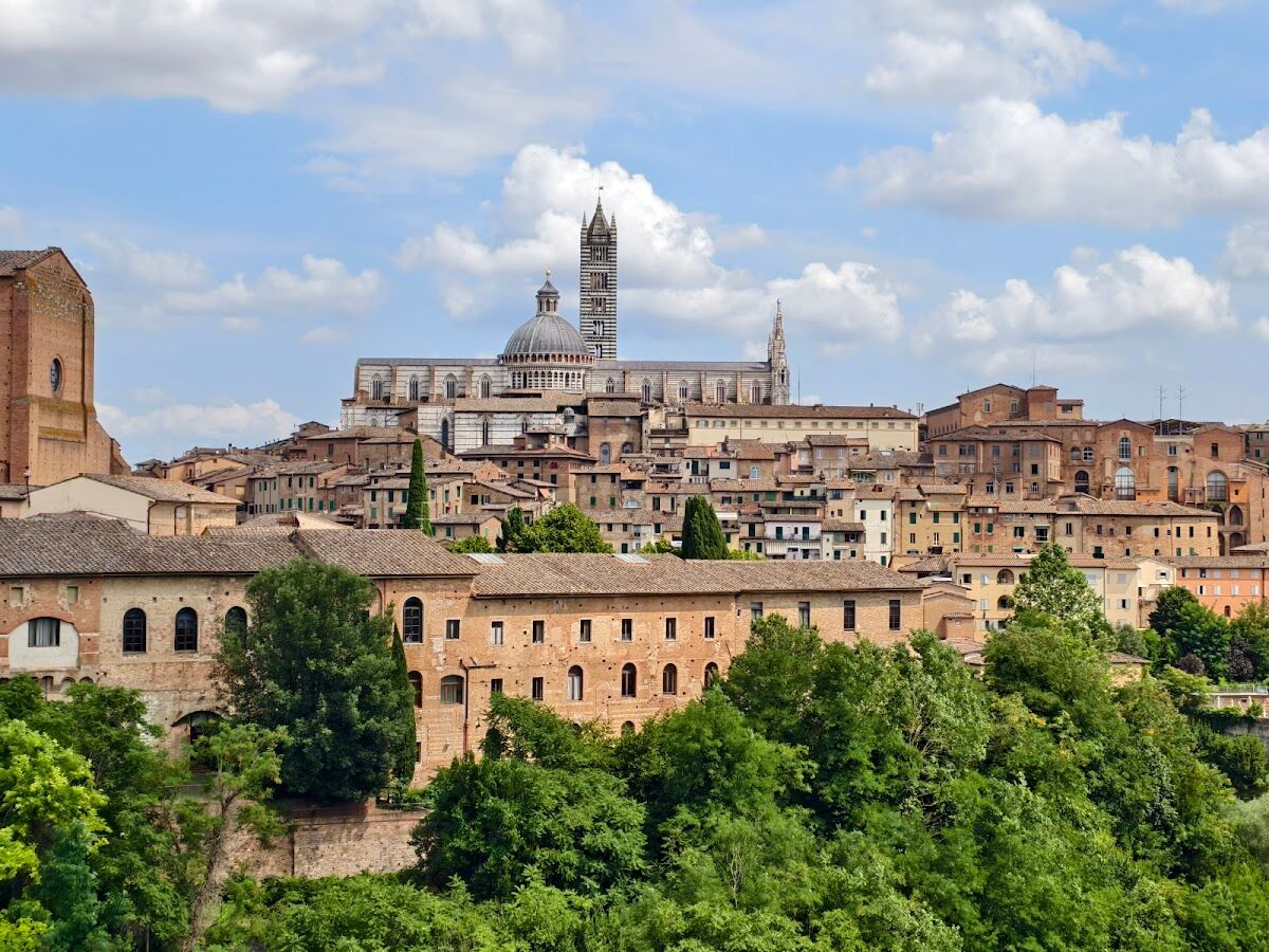 Free Via Fruschelli parking area a short walk from central Siena