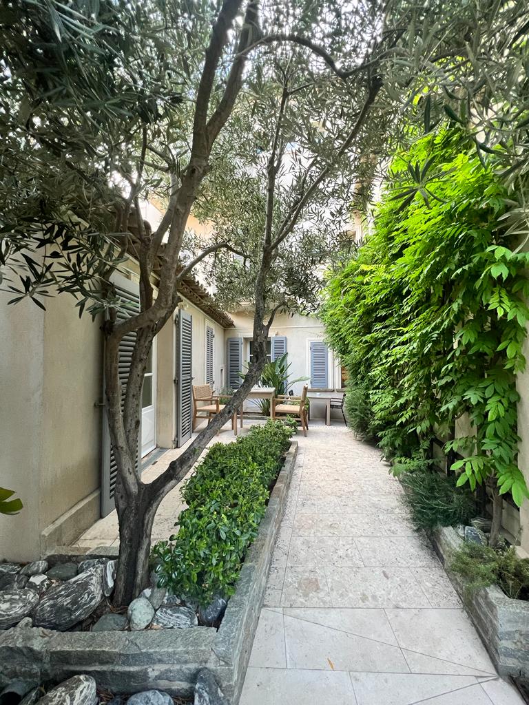 Pastis Hotel, a Provençal villa on the approach into St-Tropez